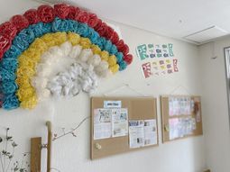 壁飾り付きの中庭