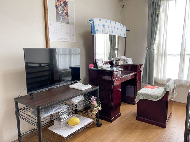 居室の静かな雰囲気 居室 整然と配置された家具が並び、個人のお部屋でゆったりと過ごせる空間です。窓から自然光が入り、明るく心地よい雰囲気を演出しています。