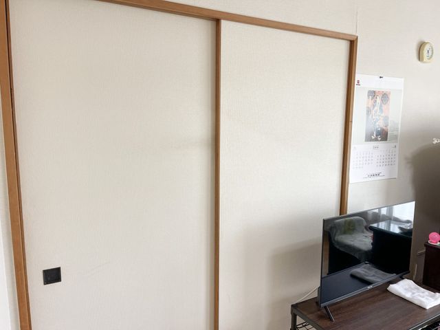 広々とした居室の一角 居室 ゆとりの空間が広がる居室の一画です。テレビや必要最低限の家具が整っており、快適な個人空間をお約束します。