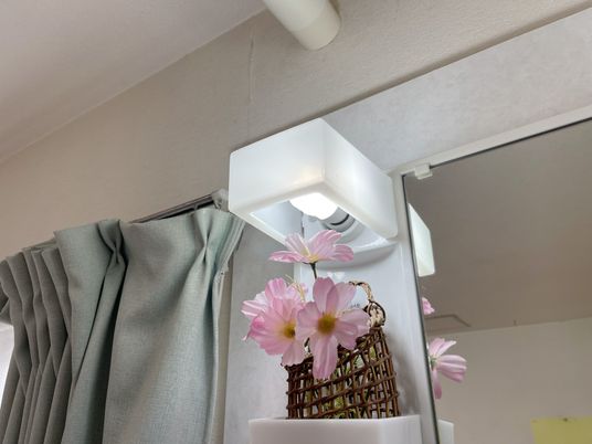 花が飾られた明るい洗面台