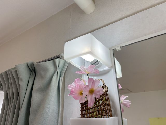 花が飾られた明るい洗面台 洗面台 清潔感のある洗面台に優しい色合いの花が添えられ、心安らぐ空間を提供しております。