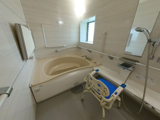 ゆったり快適な浴室 浴室 ゆとりのあるスペースで機能性を備えた浴室です。手すりやシャワーが完備され、安全にご利用いただけます。