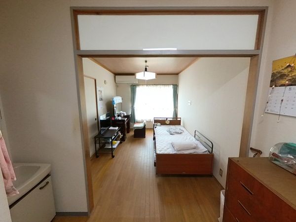 明るい個室の居室