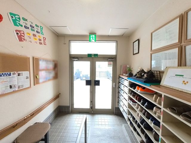 明るい出入口 エントランス ゆったりとしたベンチが設置された入り口は、日当たりが良く開放的な雰囲気を醸し出しています。