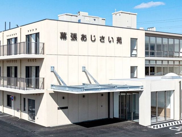 落ち着いた外観 外観 周囲に溶け込むシンプルで落ち着いた建物です。余裕のある車寄せスペースもあります。
