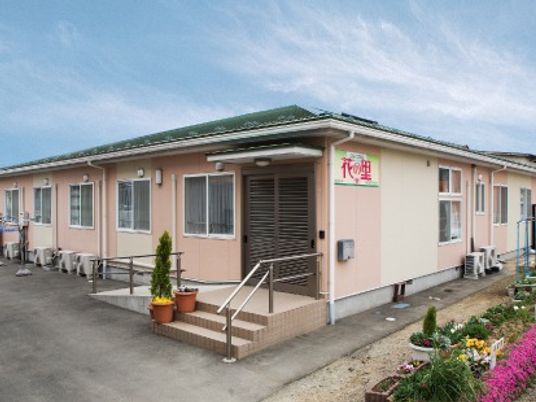 明るい外観の建物