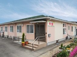 ピンクの壁の快適な外観