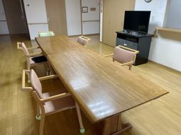 共用スペースのダイニングテーブル