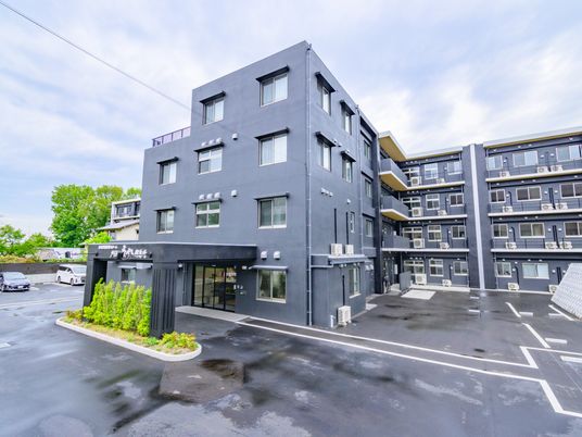 モダンな外観の建物