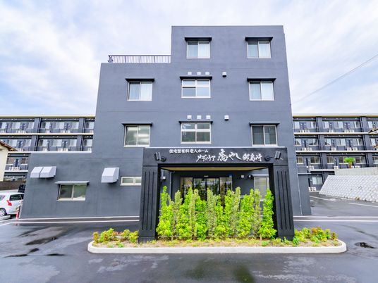グレーの建物のエントランス