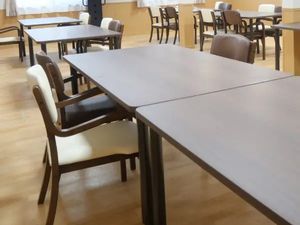 明るい食堂のテーブル  