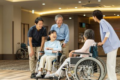 笑顔の利用者とスタッフ