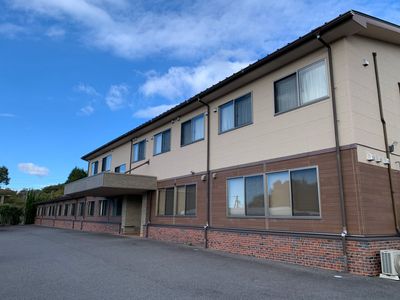 茶色の外壁の建物外観