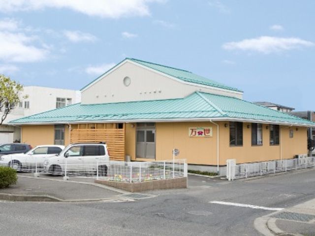 平屋建ての施設外観 外観 ゆったりとした駐車スペースを確保した施設です。アクセスしやすい立地で、明るい色合いが心地よい環境を演出しています。