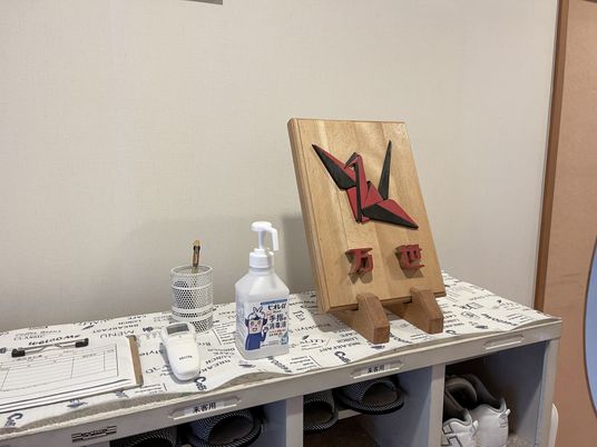 アート作品と備品の机