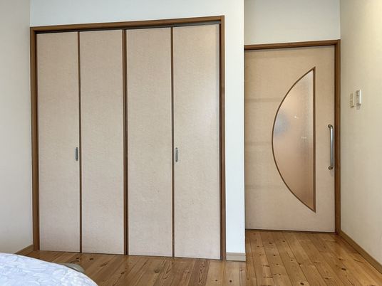 明るい居室のドア
