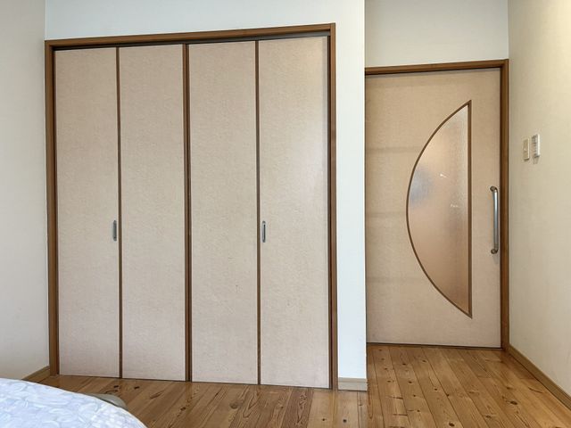 明るい居室のドア 居室 広々とした居室には、開閉しやすい引き戸が設置されており、快適な生活空間を提供しています。