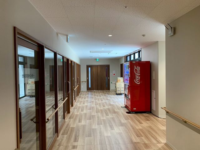 広々とした廊下 廊下 明るく広々とした廊下です。清潔感のある空間で、手すりも設置されていますので安心して移動できます。
