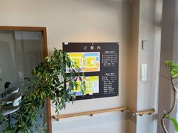 案内図が見える廊下