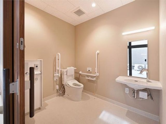 設備充実のトイレ トイレ 広々としたトイレには、手すりがあり安全に配慮。清潔感のある明るい空間です。