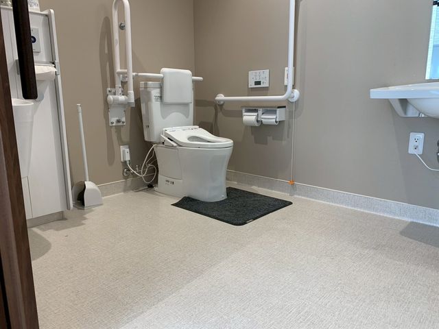 設備の整ったトイレ トイレ 手すりが設置され、使いやすいトイレです。清潔感のある明るい空間が広がっています。