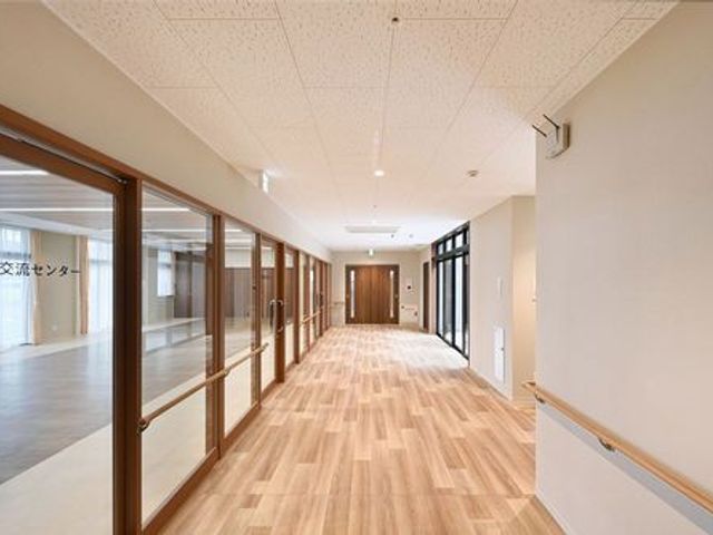 広々とした廊下 廊下 自然光が差し込む、温かみのある明るいスペースです。手摺が設置されていて安心です。