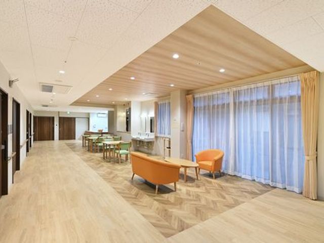広い明るい空間 ラウンジ 自然光が差し込む広々としたエリアで、リラックスしながら休憩や会話が楽しめます。