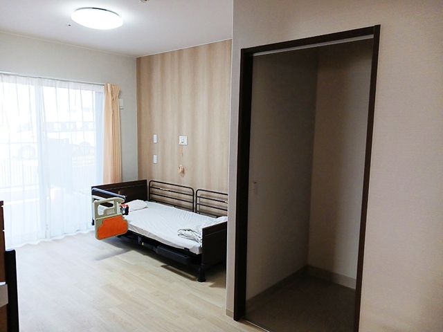 自然光が入る居室 居室 明るい自然光が差し込む居室です。広々とした空間で、ゆったりとお過ごしいただけます。