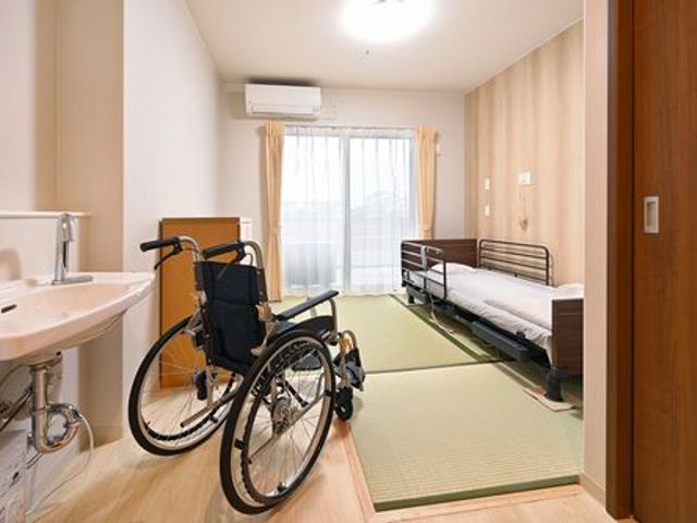 車椅子対応の居室 居室 明るい部屋には車椅子での移動がしやすい設計があります。快適な暮らしをサポートします。