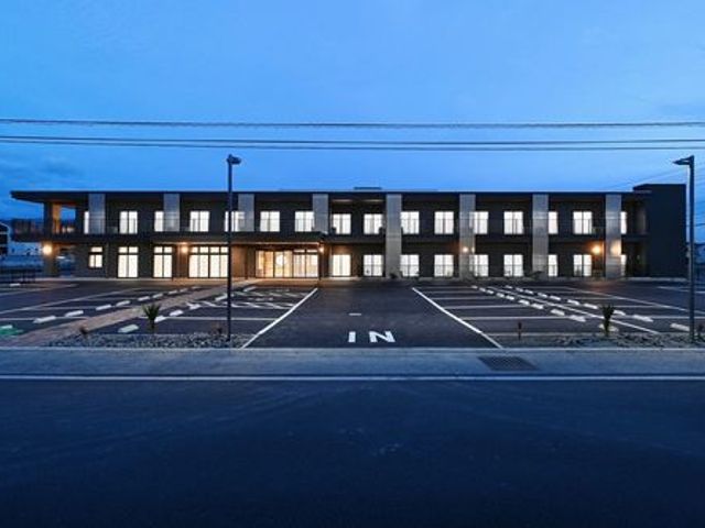 夜の建物の外観 外観 広々とした駐車スペースが確保されており、アクセスが便利です。夜でも明るく安心です。