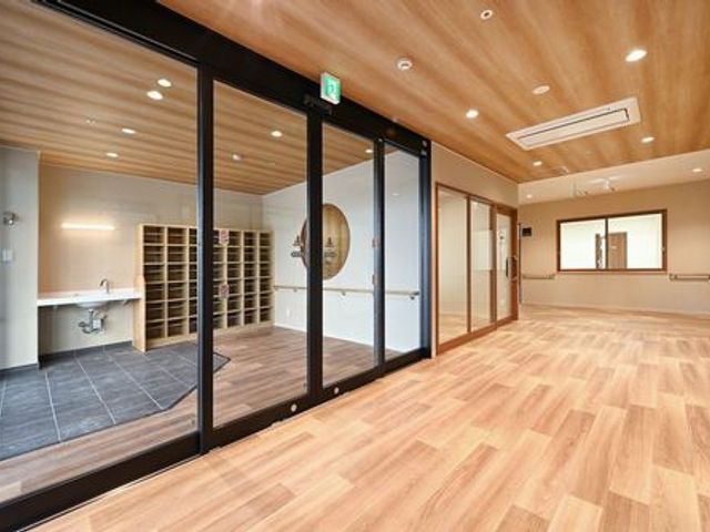 明るい玄関エリア エントランス 広々としたエントランスは、明るい空間が広がり、木の温もりが感じられるデザインです。