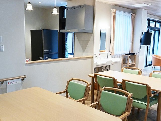 陽光届くラウンジ ラウンジ 広々としたラウンジには、光が差し込む大きな窓があります。リラックスしつつ職場環境を確認できます。
