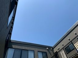 開放感のある建物の中庭