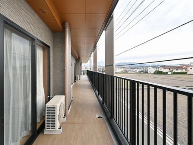 長いバルコニー バルコニー 広々としたバルコニーは、外の景色を楽しむことができ、リラックスした時間を過ごせます。