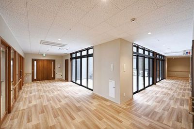 自然光の広い廊下