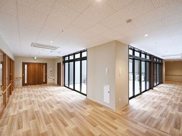 自然光の広い廊下 廊下 自然光がたっぷりと入る広い廊下です。快適な移動が可能で、開放的な雰囲気が魅力です。