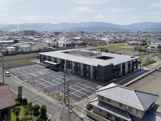 広々とした施設の外観 外観 周囲に美しい景色が広がる、広々とした設計の施設です。周囲の環境も魅力のポイントです。