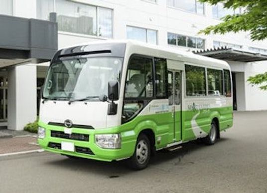 駐車中のシャトルバス