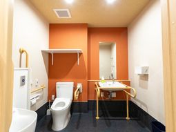 ゆとりのある明るいトイレ