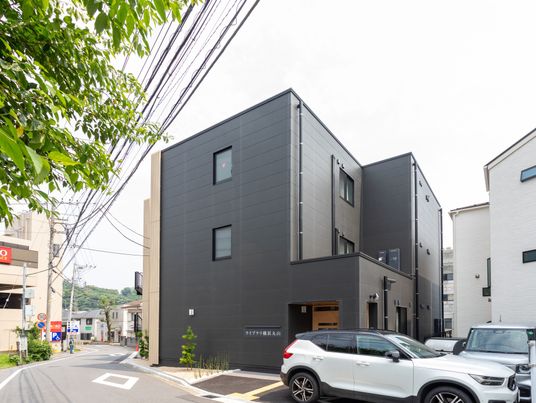 モダンな外観の建物