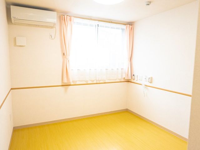 充実した個人スペース 居室 清潔感あふれる個人の居室で、入居者さまに寄り添ったケアを提供できる環境です。