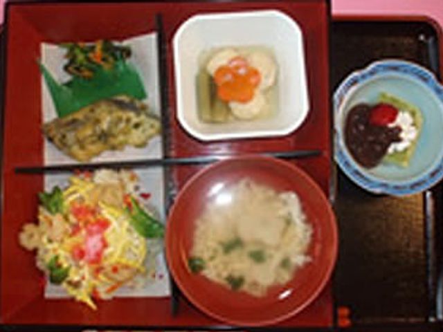 美しい和食の盛り付け 料理 彩り豊かな和食が丁寧に盛り付けられています。栄養バランスも考慮されています。