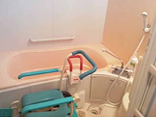 快適な浴室 浴室 安全に配慮された浴槽では、手すりが設置されているので、安心して使用できます。