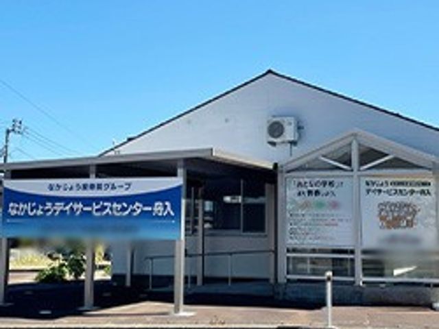 建物の外観 外観 明るい日差しが差し込むエントランスが特徴の建物です。看板がはっきりと目に入ります。