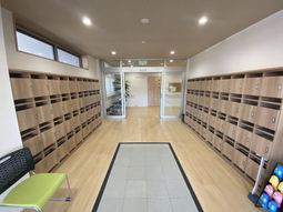 明るいエントランスの様子