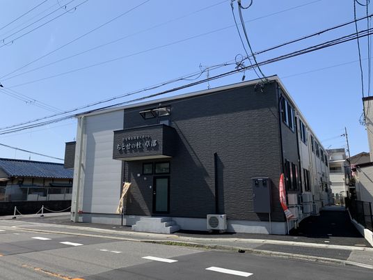 明るい外観の建物