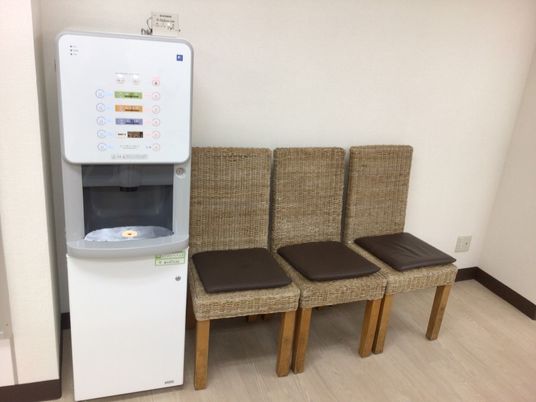 椅子とウォーターサーバーの部屋