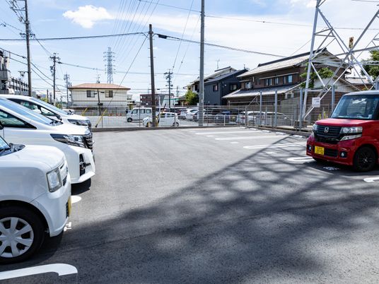 駐車場の整備された風景