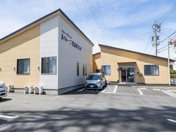 明るい外観の建物