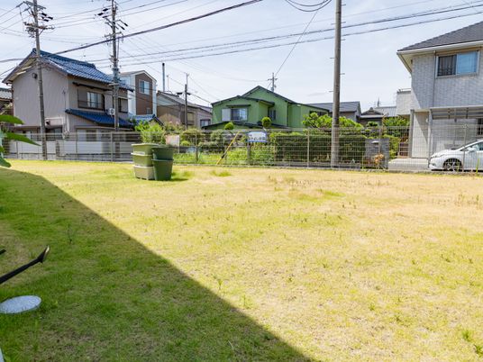 日差しが降り注ぐ中庭